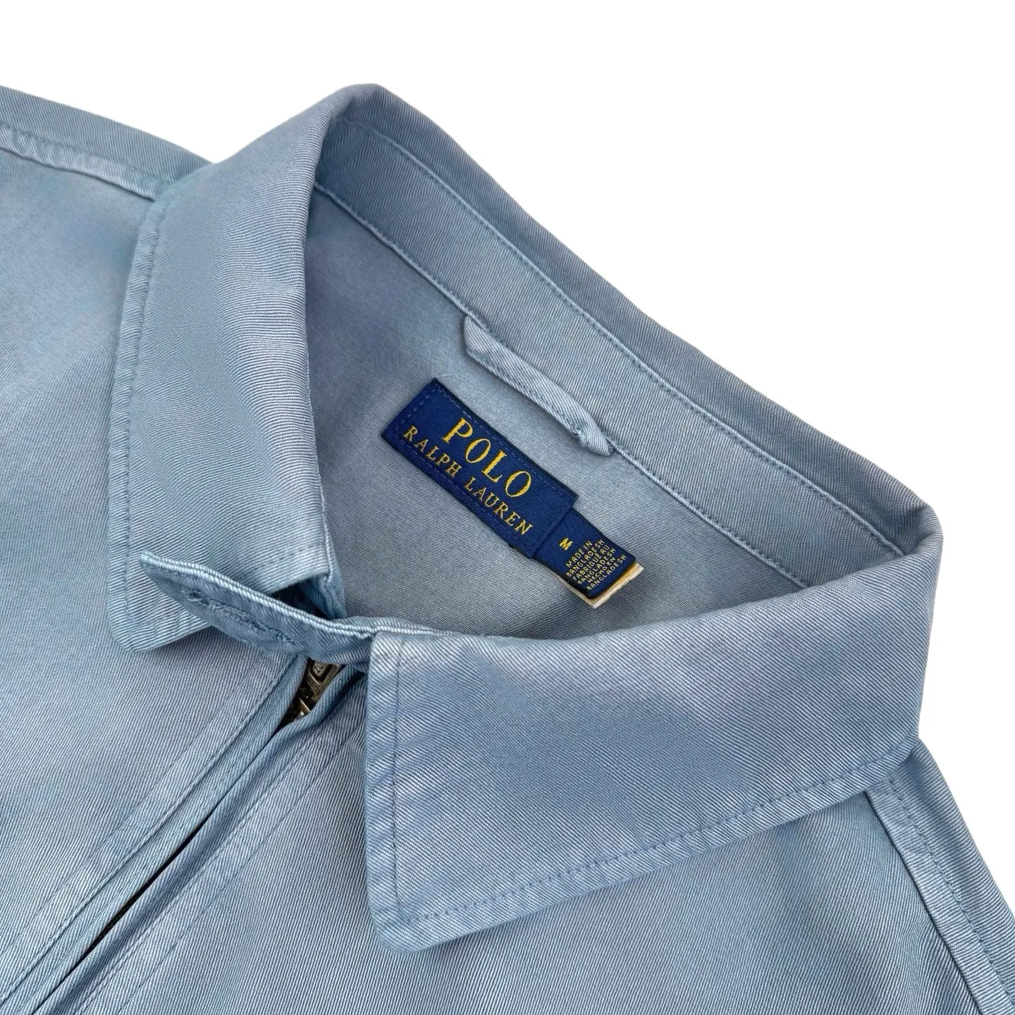 P470 Ralph Lauren pony embroidered zipper jacket. The original version was purchased for RMB 4,161. The fabric is made of custom-made cloud velvet blue twill cotton. It is soft and silky, comfortable and close to the skin. It is mainly based on cloud blue. It is a color with a life attitude. It is embellished with exquisite white pony logo. It is highly recognizable. It has an atmosphere of freedom and vitality. A symphony of pure and smart colors. It reconstructs the classic with a neat version. It is soft but not baggy. It is light but has bones. It has a sense of advanced relaxation. Demonstrate effortless fashion, using imported machine embroidery technology. Use advanced computer control systems and precision mechanical components to achieve iconic pony embroidery operations. High precision. The lines are smooth and delicate. The template machine opens the bag. The preset template guides the position, shape and size of the bag. The accuracy ensures the quality of the bag opening effect. The hem is made in one go using a three-needle waist-drawing machine. The elastic band and fabric are sewn together in the same process using the machine's special needle position and feeding mechanism. The three-needle design is more solid. Able to evenly distribute pressure, ensure tight fit between the elastic band and the fabric, and follow the original color system for dyeing and overprinting. Prioritize the original color and fabric material by selecting special dyes, then heat to the appropriate temperature, perform dip-dyeing, and finally perform color overlaying. Size:S-M-L-XL